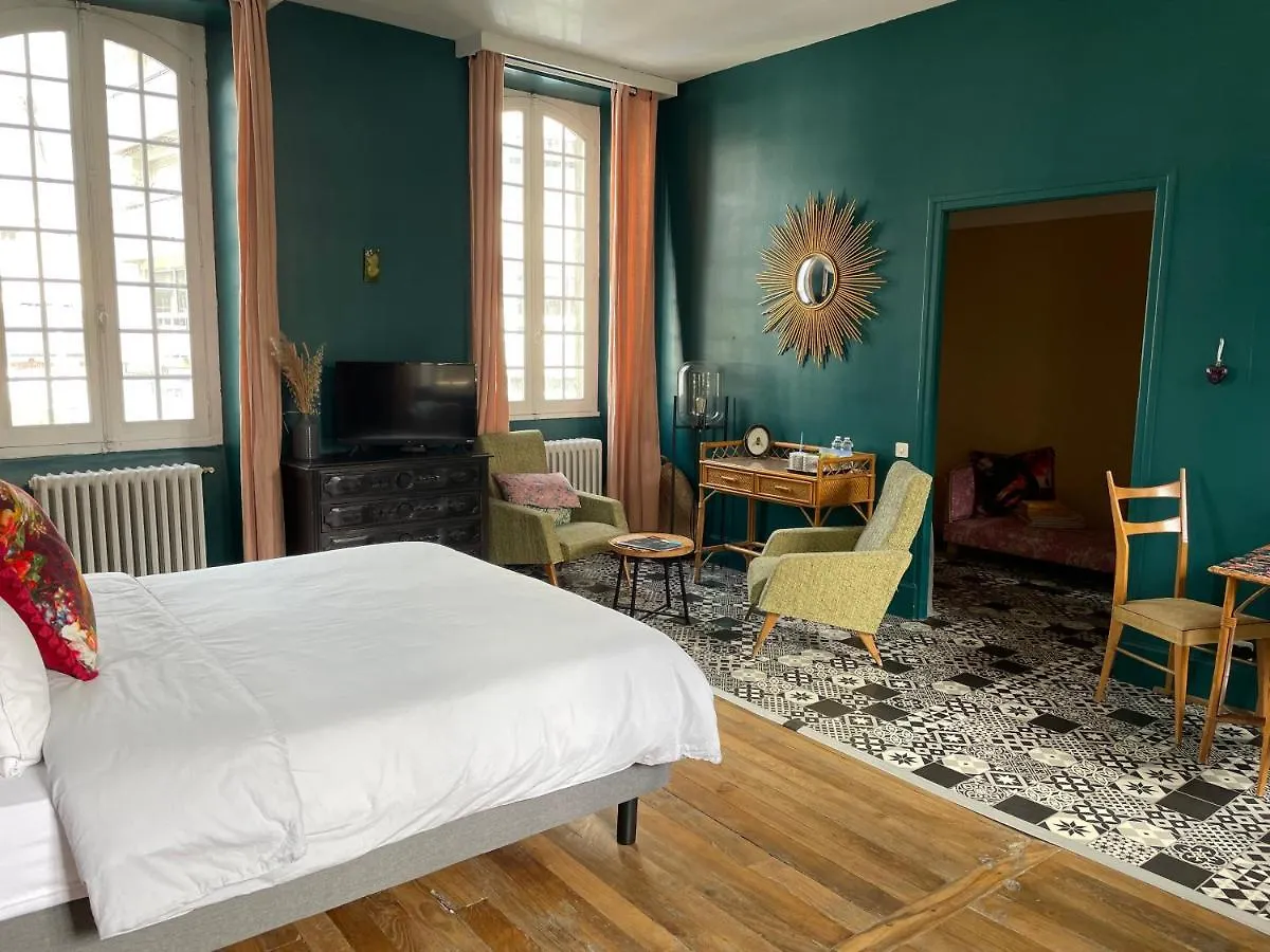 Habitación en casa particular La Maison Aux Murs Anciens Et Ses Chambres Tarbes